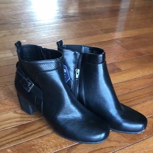 Healed boots with zipper and buckles